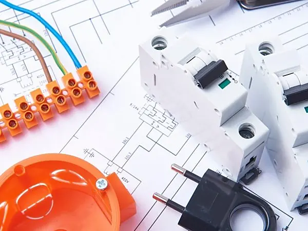 Componenti per impianti elettrici su uno schema di progetto