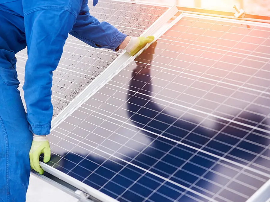 Tecnico durante il montaggio di un pannello solare
